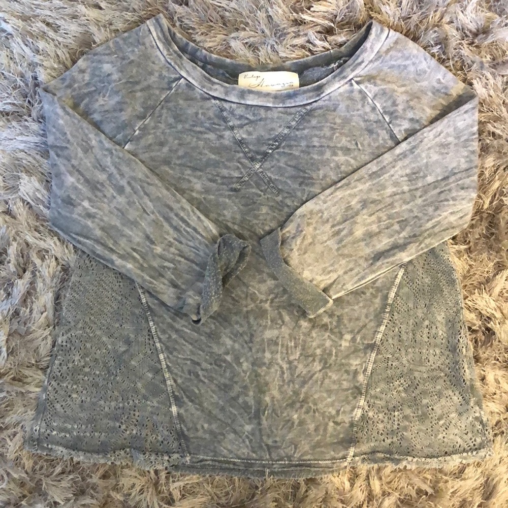 Quarter sleeve crew neck top